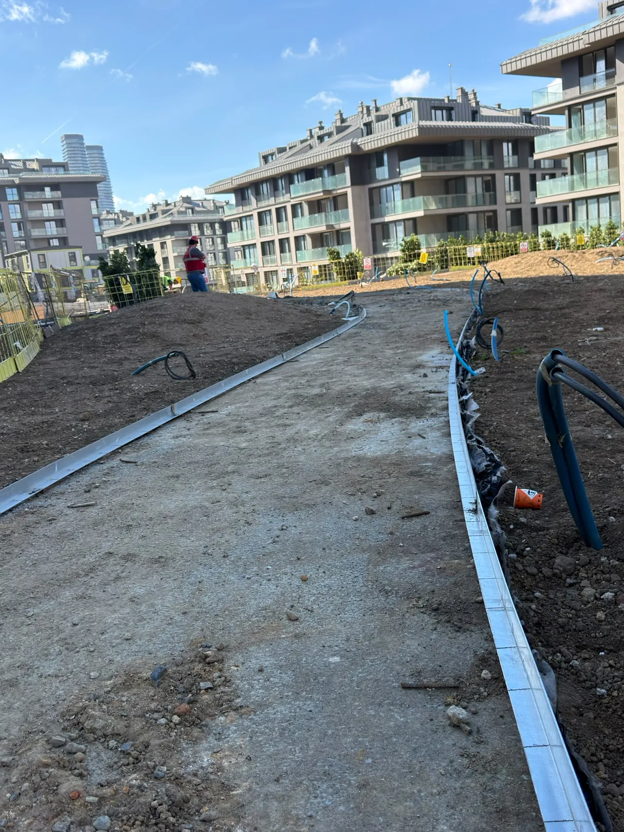 Düz hattan kavise geçen metal peyzaj ayracı saha uygulaması