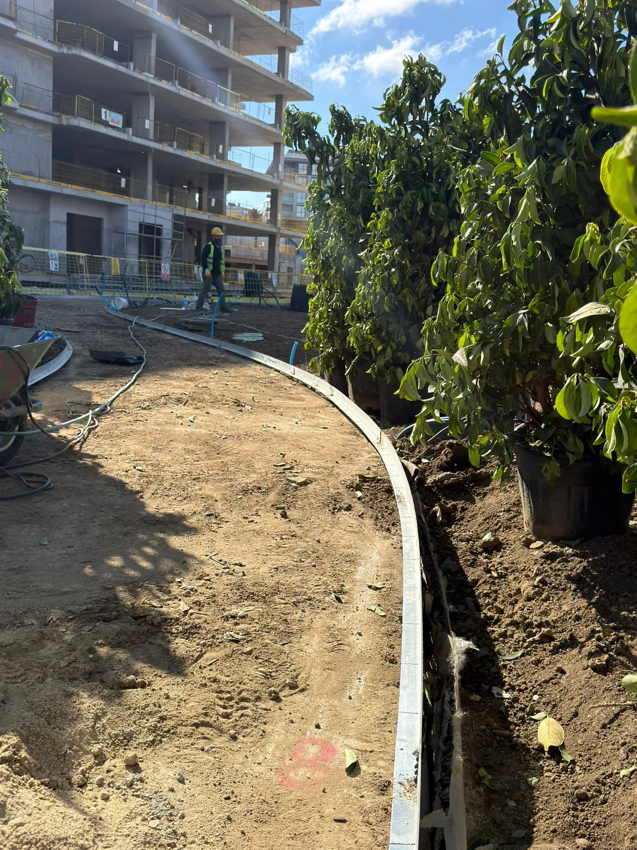 Kavisli galvaniz metal ayraç peyzaj sınırında saha montajı