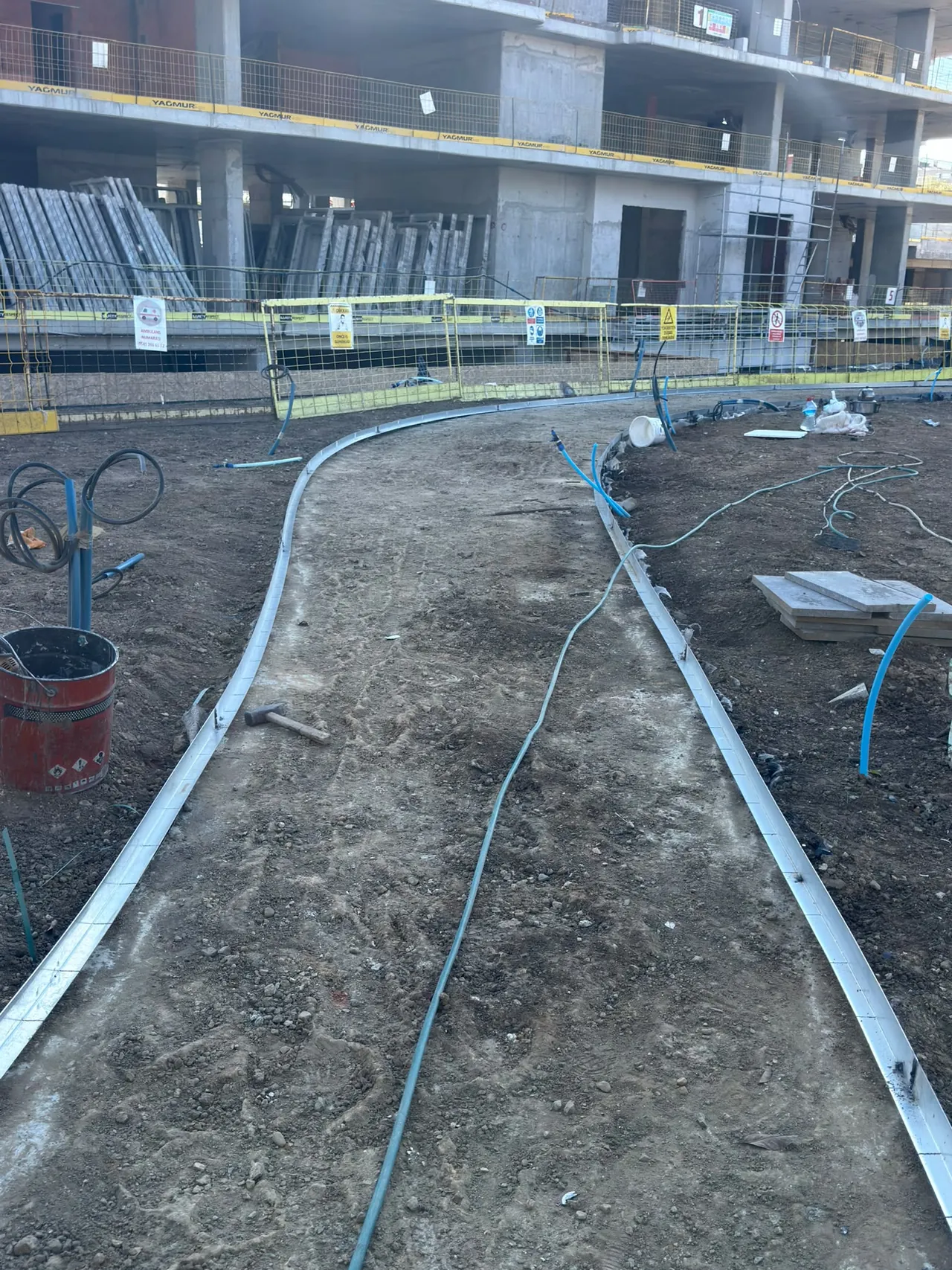 Peyzaj alanında metal ayraç saha montajı ve yürüyüş yolu sınırı